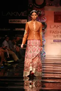 Aircel Presented J J Valaya’s Sensational Regal Tasveer Couture Collection That Ended The First Day And Entralled The Audience At Lakmé Fashion Week Winter/Festive 2011