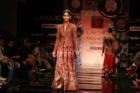 Aircel Presented J J Valaya’s Sensational Regal Tasveer Couture Collection That Ended The First Day And Entralled The Audience At Lakmé Fashion Week Winter/Festive 2011