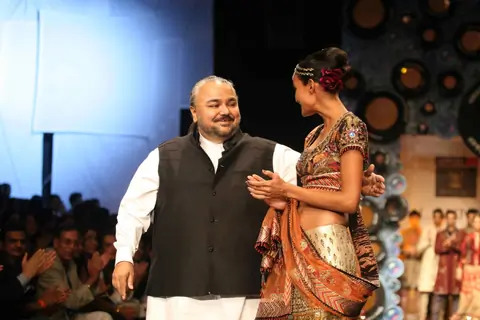 Aircel Presented J J Valaya’s Sensational Regal Tasveer Couture Collection That Ended The First Day And Entralled The Audience At Lakmé Fashion Week Winter/Festive 2011