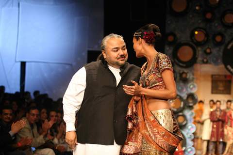 Aircel Presented J J Valaya’s Sensational Regal Tasveer Couture Collection That Ended The First Day And Entralled The Audience At Lakmé Fashion Week Winter/Festive 2011