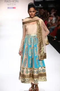 Model walk on the ramp for designer Parvesh Jai and Payal Kapoor at Lakme Fashion Week 2011 Day 2, in Mumbai