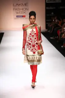 Model walk on the ramp for designer Parvesh Jai and Payal Kapoor at Lakme Fashion Week 2011 Day 2, in Mumbai
