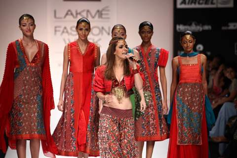 Raageshwari Loomba at Lakme Fashion Week 2011 Day 2, in Mumbai