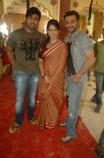 Mahima, Arya and Sanjay Kapoor at a shoot for film Mumbhai the Gangsters to support Anna Hazare