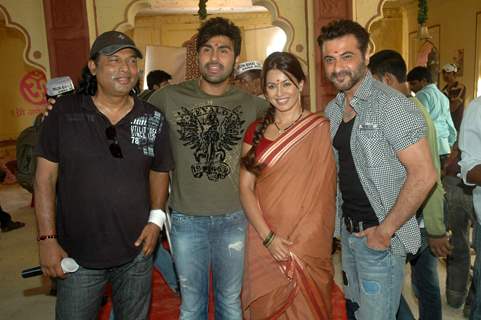 Mahima, Arya and Sanjay Kapoor at a shoot for film Mumbhai the Gangsters to support Anna Hazare