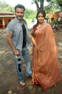 Mahima Chaudhry and Sanjay Kapoor at a shoot for film Mumbhai the Gangsters to support Anna Hazare