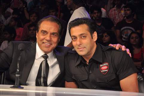 Dharmendra and Salman Khan promotes Bodyguard on the sets of