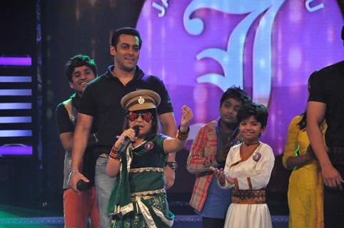 Salman Khan on the sets of Sa Re Ga Ma Lil Champs to promote Bodyguard at Famous Studio. .