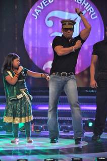 Salman Khan on the sets of Sa Re Ga Ma Lil Champs to promote Bodyguard at Famous Studio. .