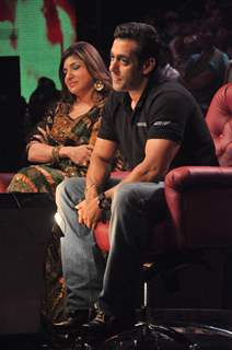 Salman Khan and Alka Yagnik on the sets of Sa Re Ga Ma Lil Champs to promote Bodyguard at Famous Stu