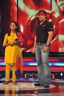 Salman Khan on the sets of Sa Re Ga Ma Lil Champs to promote Bodyguard at Famous Studio. .