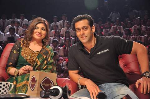 Salman Khan and Alka Yagnik on the sets of Sa Re Ga Ma Lil Champs to promote Bodyguard at Famous Stu