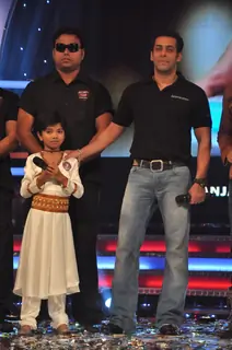 Salman Khan on the sets of Sa Re Ga Ma Lil Champs to promote Bodyguard at Famous Studio. .