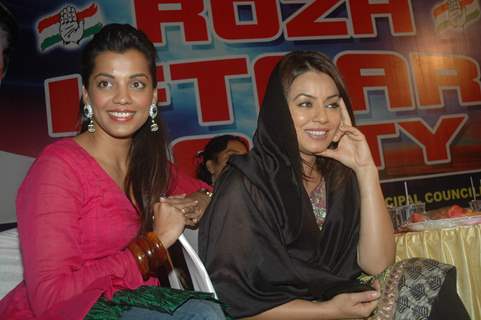 Mugdha Godse and Mahima Chaudhry at Iftar party hosted by Babloo Aziz at Sanatacruz