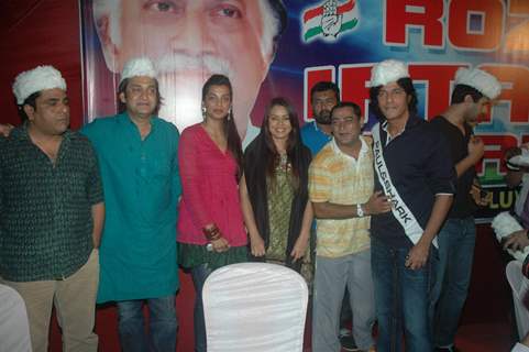 Mugdha Godse, Chunky Pandey and Mahima Chaudhry at Iftar party hosted by Babloo Aziz at Sanatacruz