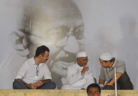 Aamir Khan and Rajkumar Hirani with Anna Hazare at Ramlila Maidan in Delhi