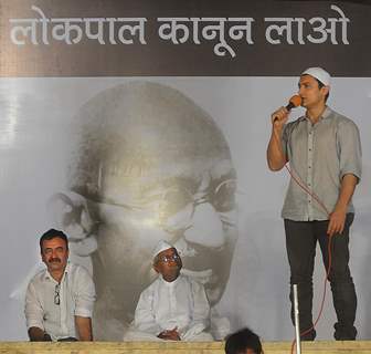 Aamir Khan and Rajkumar Hirani with Anna Hazare at Ramlila Maidan in Delhi