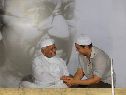 Aamir Khan with Anna Hazare at Ramlila Maidan in Delhi