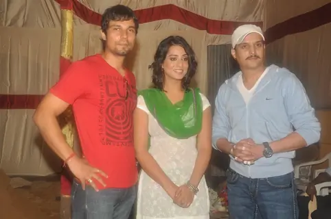 Mahie Gill and Jimmy Shergill paying devote to Lord Ganesha during the occasion of Ganesh Chaturthi