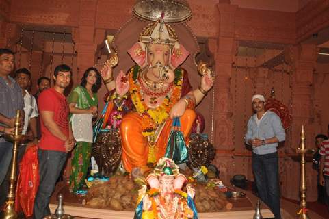 Mahie Gill and Jimmy Shergill paying devote to Lord Ganesha during the occasion of Ganesh Chaturthi