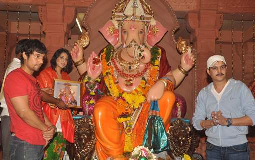 Mahie Gill and Jimmy Shergill paying devote to Lord Ganesha during the occasion of Ganesh Chaturthi