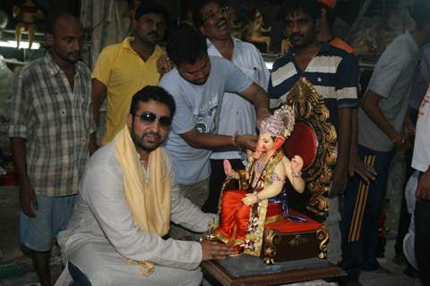 Shilpa Shetty's husband Raj Kundra taking home Ganesh idol from Lalbaug, Mumbai