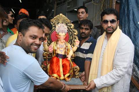 Shilpa Shetty's husband Raj Kundra taking home Ganesh idol from Lalbaug, Mumbai