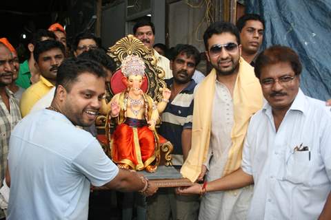 Shilpa Shetty's husband Raj Kundra taking home Ganesh idol from Lalbaug, Mumbai