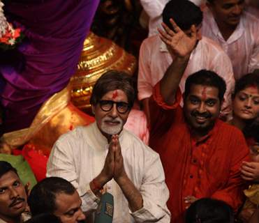 Amitabh Bachchan and Shankar Mahadevan visits Lalbaugcha Raja Ganesh Idol