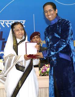 President Pratibha Devisingh Patil  presenting the ''Best Hindi Film  Award'' to Arindam Chaudhuri for his film ''Do Dooni Chaar