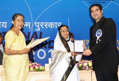 President Pratibha Devisingh Patil and Union Minister Ambika Soni  presenting the ''Best Popular Film Award'' to Arbaaz Khan for his film ''Dabang