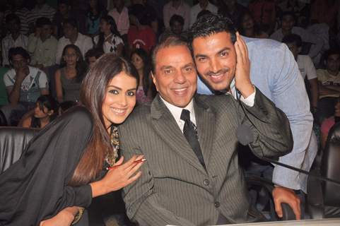 John Abraham, Dharmendra and Genelia Dsouza on the sets of India's Got Talent at Film City