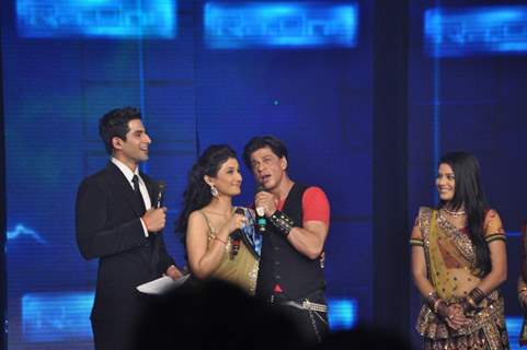 Shah Rukh with Ragini Khanna, Vivan Bhathena and Pooja Gor at Ra.One music launch