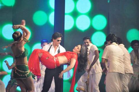 Shah Rukh Khan and Kareena Kapoor rock the floor on the Ra.One music launch