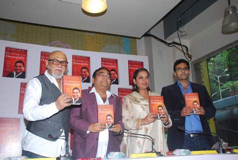 Shabana Azmi and Pritish Nandy at Mukesh Batra's Healing with Homeopothy book launch at Crossword, Kemps Corner