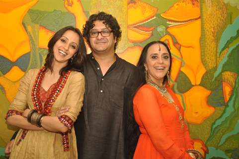 Ila Arun with Ishita Arun and jams with Dhruv Ghanekar live performence for Rajsthani 'The Rani and The Rowady Rajas' at Blue Frog