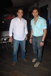 Tusshar Kapoor and Shreyas Talpade at Hum Tum Shabana film bash at Vie Lounge