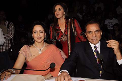 Esha Deol, Dharmendra and Hema Malini on the sets of India's Got Talent 3 at Filmcity