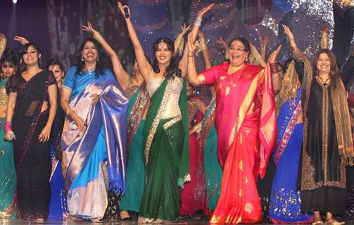 Priyanka performs with Sunidhi, Kavita, Usha Uthup and Rekha at 'Chevrolet Global Indian Music Award