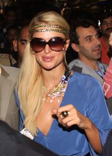 Hollywood actress Paris Hilton posing for photographs on her arrival in Mumbai at Hotel JW Marriott in Juhu, Mumbai