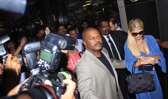 Hollywood actress Paris Hilton posing for photographs on her arrival in Mumbai at Hotel JW Marriott in Juhu, Mumbai