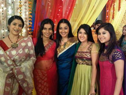 Supriya, Bhairavi, Shruti Ulfat, Neha Narang and Tapeshwari on the sets of Sasural Genda Phool