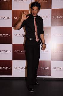 Shah Rukh Khan promotes 'Ra.One' in association with Gitanjali at Trident