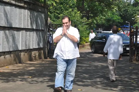 Rajiv Kapoor at Producer Surinder Kapoor funeral at Vile Parle in Mumbai