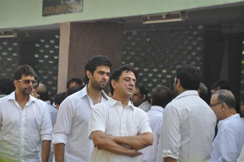 Harman Baweja at Producer Surinder Kapoor funeral at Vile Parle in Mumbai