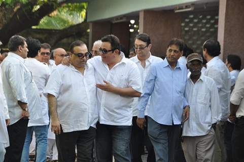 Rishi and Randhir Kapoor at Producer Surinder Kapoor funeral at Vile Parle in Mumbai