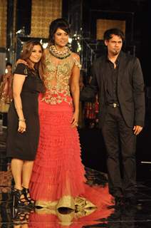 Sameera Reddy walks on the ramp for Shane & Falguni Peacock at Mumbai