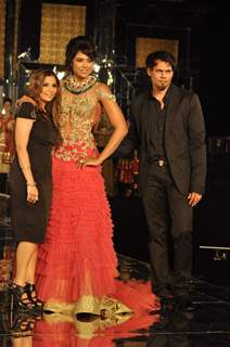 Sameera Reddy walks on the ramp for Shane & Falguni Peacock at Mumbai