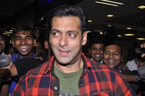 Salman Khan spotted returning back after successful surgery at the Mumbai International Airport