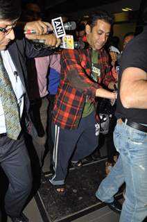 Salman Khan spotted returning back after successful surgery at the Mumbai International Airport